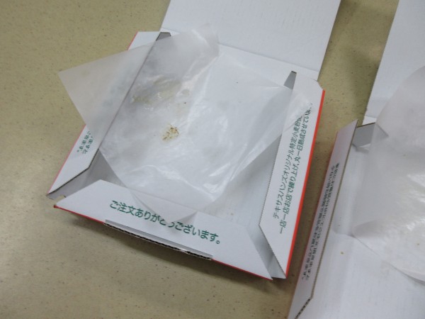 禁忌品：食品で汚れた宅配ピザの台紙　　　外箱のみ受け入れ可能です。